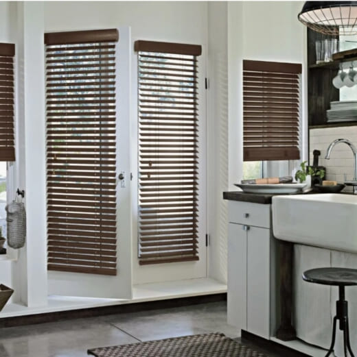 Деревянные жалюзи для сантехнического шкафа