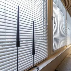 Алюминиевые жалюзи на балкон цена. Купить в «Мастерская Жалюзи»