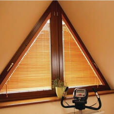 Деревянные жалюзи на треугольные окна цена. Купить в «Мастерская Жалюзи»